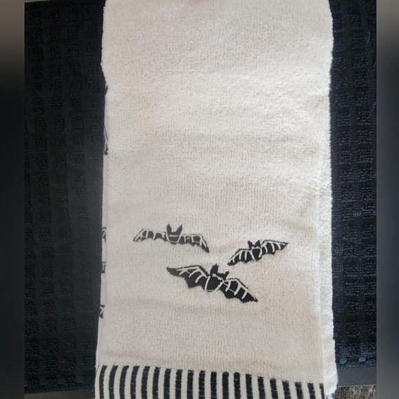 Bat printed hand towels - Picture 1 of 3